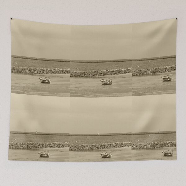 Aperçu de l'œuvre Bateau sur la côte Faro Tint Vertical créée et vendue par eddiebarronshop.