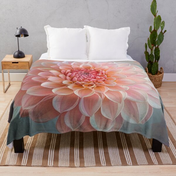Aperçu de l'œuvre Pastels Danois Esthétique Pompon Dahlia créée et vendue par AnnDart.