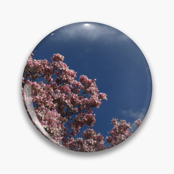 Artikelvorschau, Rosa Magnolie, blauer Himmel, weiße Wolken entworfen und verkauft von wiggyofipswich.