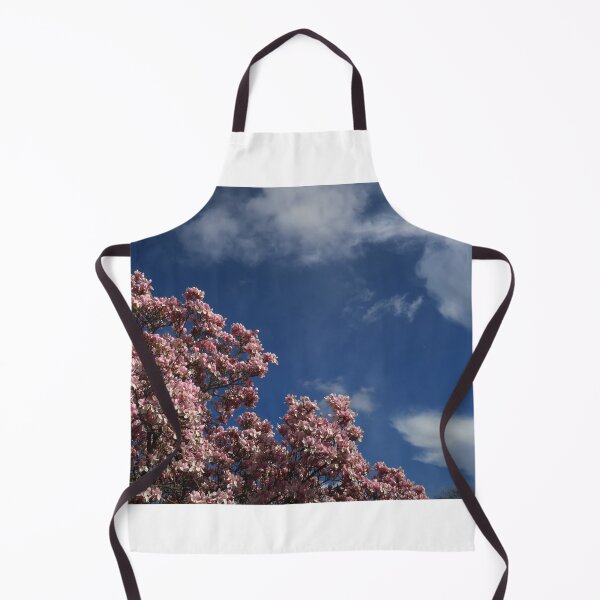 Artikelvorschau, Rosa Magnolie, blauer Himmel, weiße Wolken entworfen und verkauft von wiggyofipswich.