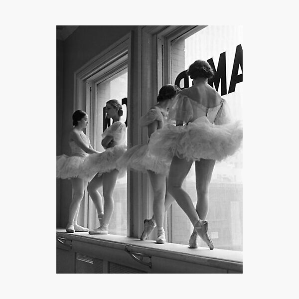 Artikel-Vorschau von Ballerinas auf der Fensterbank im Proberaum der School of American Ballet von George Balanchine, designt und verkauft von romeoHellen.