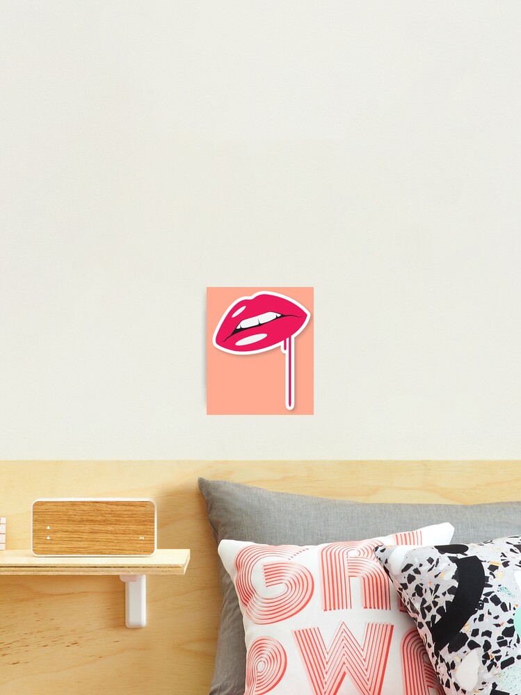 Aperçu 2 sur 3. Impression photo avec l'œuvre Lèvres Rouges Pop Art créée et vendue par Alphaproject.