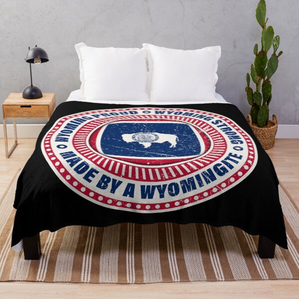 Artikelvorschau, Vintage Wyoming-Flagge – Wyoming stolz, Wyoming stark – hergestellt von einem Wyomingiten entworfen und verkauft von patriotwardrobe.