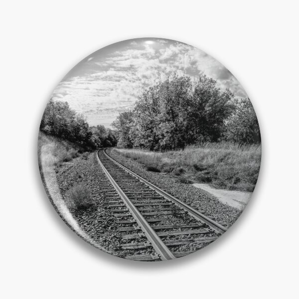 Artikelvorschau, Sonnenstrahlen über Nebraska Railroad Tracks Graustufen entworfen und verkauft von mljdwhite.