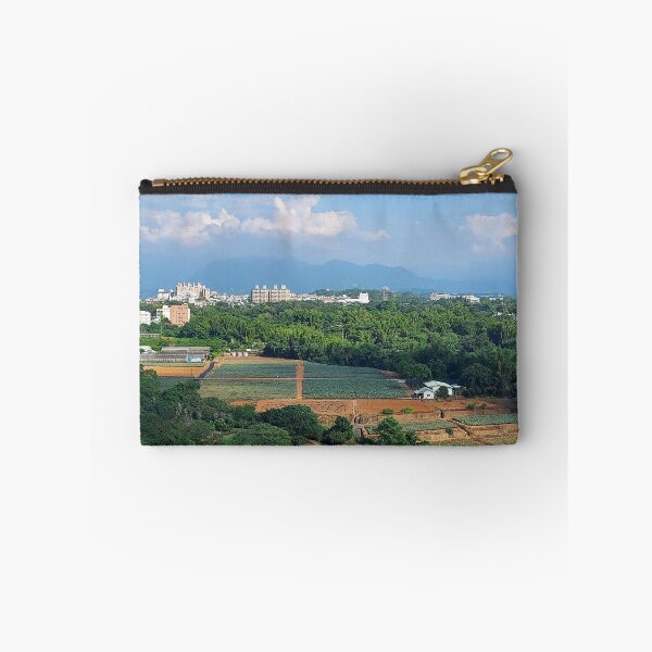 Artikelvorschau, Ananasfelder – Stadt Chaiyi – Taiwan – Formosa – Fotodruck entworfen und verkauft von TheHappyK.