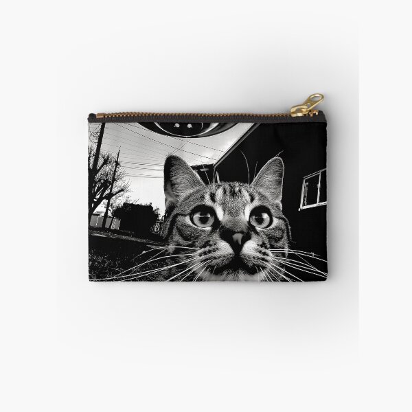 Artikelvorschau, Mystic Feline Encounter UFO Whimsy entworfen und verkauft von Dimokaya Clothing Co..