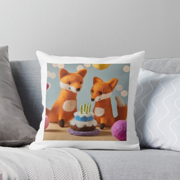 Artikelvorschau, Filz-Fuchs-Paar „Happy Birthday“, Fuchs-Frau, Ehemann oder Freund-Grußkarte entworfen und verkauft von carecards.