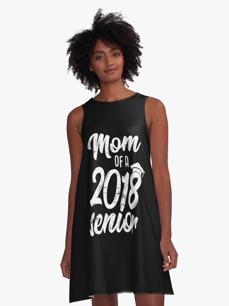 Vestido acampanado «Camisa Senior 2018, camisa de regalo de graduación para mamá de de 14thFloor | Redbubble