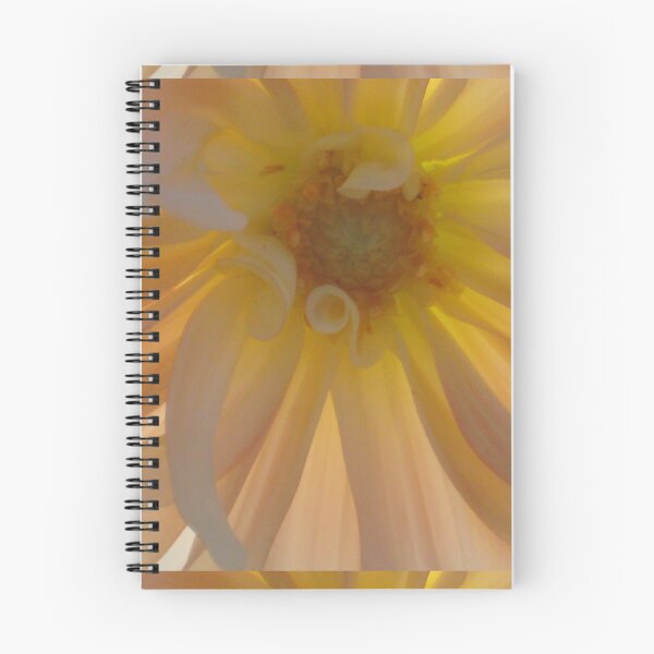 Artikelvorschau, Lockige Dahlienblätter in Gelb und Pfirsich mit Sonne dahinter entworfen und verkauft von JoyousArt4u.