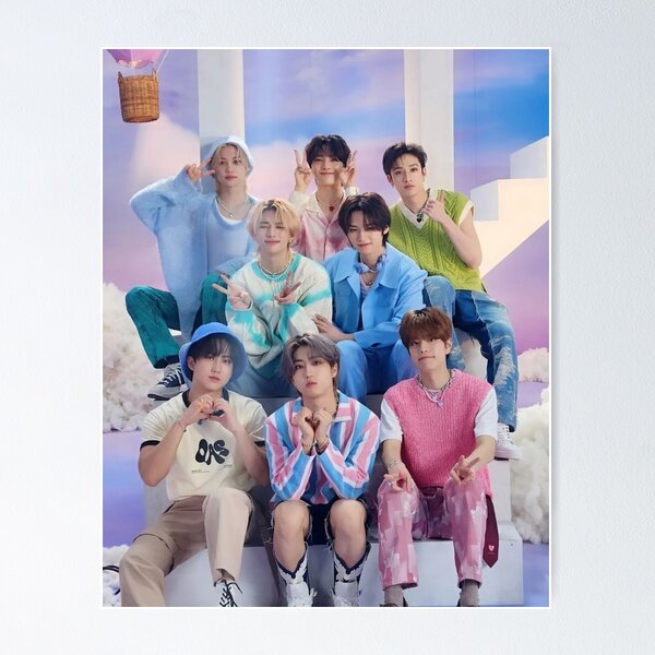 Artikel-Vorschau von Stray Kids SKZ 2024 süße, farbenfrohe, glücklich lächelnde Idole, weiße, flauschige Kpop-Jungs, designt und verkauft von Kpop-Noona.
