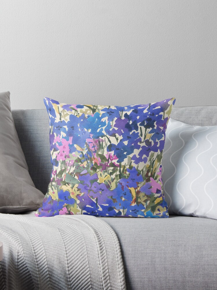 Aperçu 1 sur 4. Coussin avec l'œuvre Fleurs sauvages de la pervenche bleue créée et vendue par PamelaGatens.