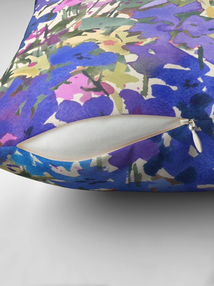 Aperçu 2 sur 4. Coussin avec l'œuvre Fleurs sauvages de la pervenche bleue créée et vendue par PamelaGatens.
