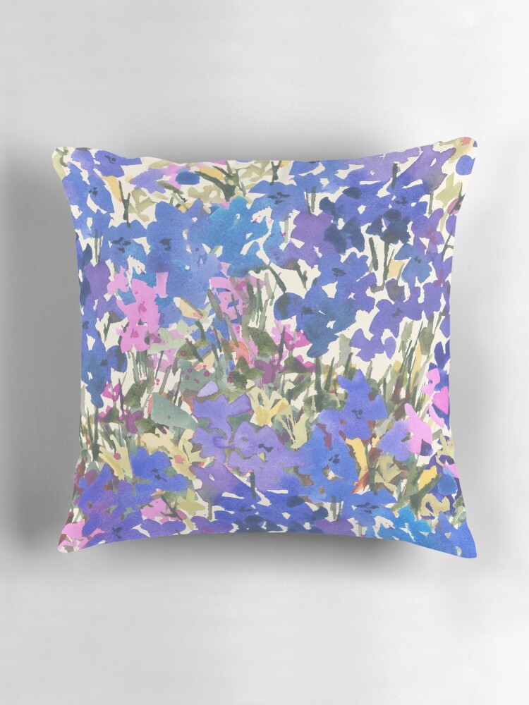 Aperçu 3 sur 4. Coussin avec l'œuvre Fleurs sauvages de la pervenche bleue créée et vendue par PamelaGatens.
