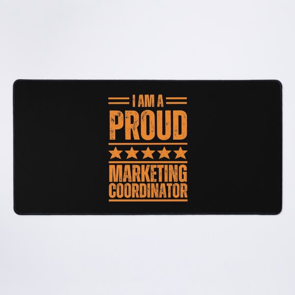 Vista previa del artículo con la obra «Soy un coordinador de marketing muy orgulloso.», diseñado y vendido por rootartino.