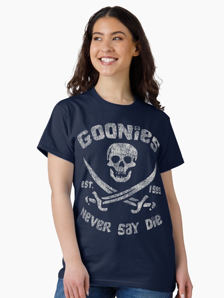 Thumbnail 2 von 7, Classic T-Shirt, Die Goonies geben niemals auf - Abgenutzt designt und verkauft von alhern67.