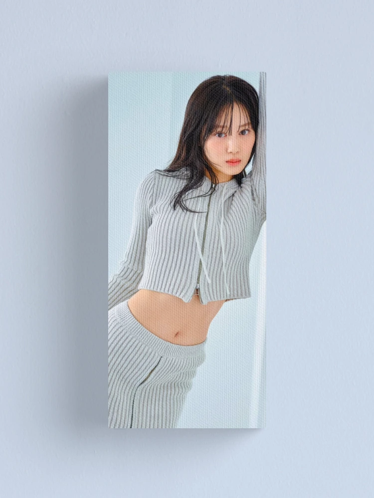 乃木坂46の山下美月へそ出し A girl with a nice belly button