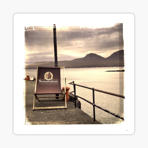 Aperçu de l'œuvre Une grande chaise longue sur le whisky Distillery Quay, Islay, Écosse créée et vendue par Richard Flint.