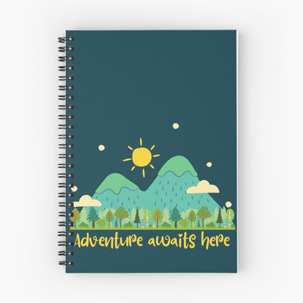 Aperçu de l'œuvre L'aventure vous attend ici, cadeaux pour les amateurs de voyages de randonnée, motif d'été en forêt de montagne, citations inspirantes sur la nature créée et vendue par Quincarrius.