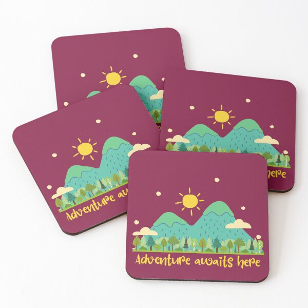 Item preview, La aventura te espera aquí, regalos para amantes de los viajes de senderismo, citas inspiradoras de la naturaleza con motivos de verano en el bosque de montaña designed and sold by Quincarrius.