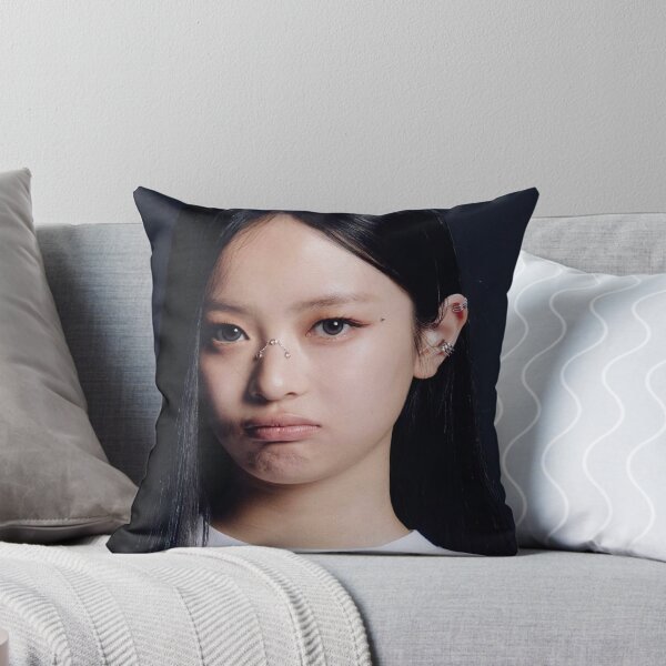 Artikelvorschau, Hanni Super Shy Cool With You ETA Neue Zip entworfen und verkauft von Valereekmerch.