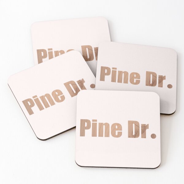 Artikelvorschau, Straßenname „Pine Drive“ mit authentischem hellem Holzhintergrund entworfen und verkauft von TheMugDirectory.