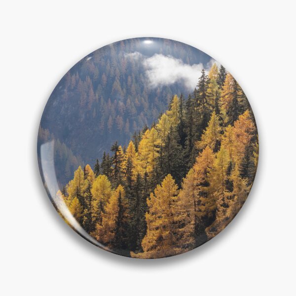 Artikelvorschau, Herbst Wald in orange gelben tönen mit lärchen bäumen und nebelschwaden. entworfen und verkauft von adriiicase.