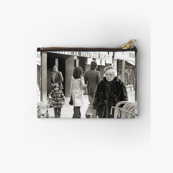 Item preview, vr 3655 / finition 2024 - Olivier Reporter Photo sur: 64 - Les Gens de Paris 1975 " Hollywood cinéma & la Rencontre Improbable de 3 Générations sur son Boulevard - Okaio-Umin Créations designed and sold by o.okaïo.