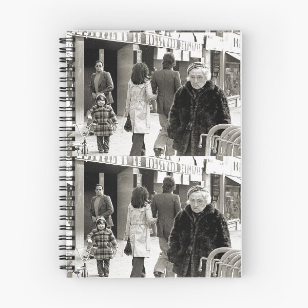 Item preview, vr 3655 / finition 2024 - Olivier Reporter Photo sur: 64 - Les Gens de Paris 1975 " Hollywood cinéma & la Rencontre Improbable de 3 Générations sur son Boulevard - Okaio-Umin Créations designed and sold by o.okaïo.