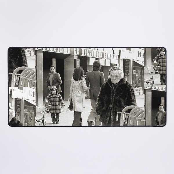 Item preview, vr 3655 / finition 2024 - Olivier Reporter Photo sur: 64 - Les Gens de Paris 1975 " Hollywood cinéma & la Rencontre Improbable de 3 Générations sur son Boulevard - Okaio-Umin Créations  designed and sold by o.okaïo.