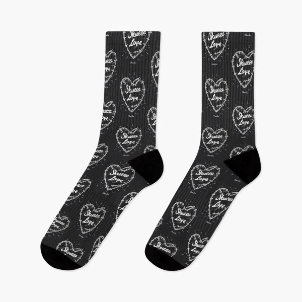 Artikelvorschau, Skweee Love: Zerrissenes Herz im Retro-Gothic-Stil entworfen und verkauft von Piotrek0001.