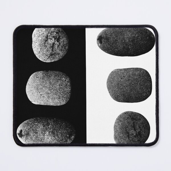 Aperçu de l'œuvre Pierre de lave noire, juxtaposition verticale créée et vendue par GAKStudio.