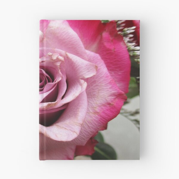 Artikelvorschau, Rosa Rosenknospe entworfen und verkauft von HeWritesWLight.