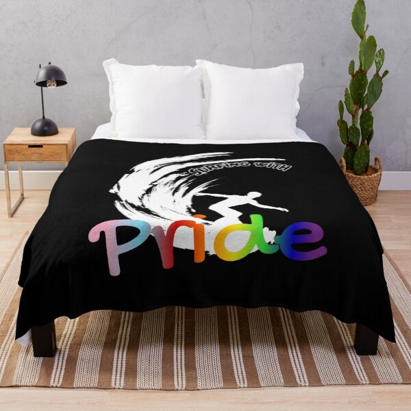 Artikelvorschau, Surfing with Pride-Slogan, LGBTQ+-Slogan-T-Shirts, Surfer mit Regenbogen-Hintergrundgrafik, Positive Slogan-T-Shirts, Surfing-T-Shirts, entworfen und verkauft von PrideBeProud.