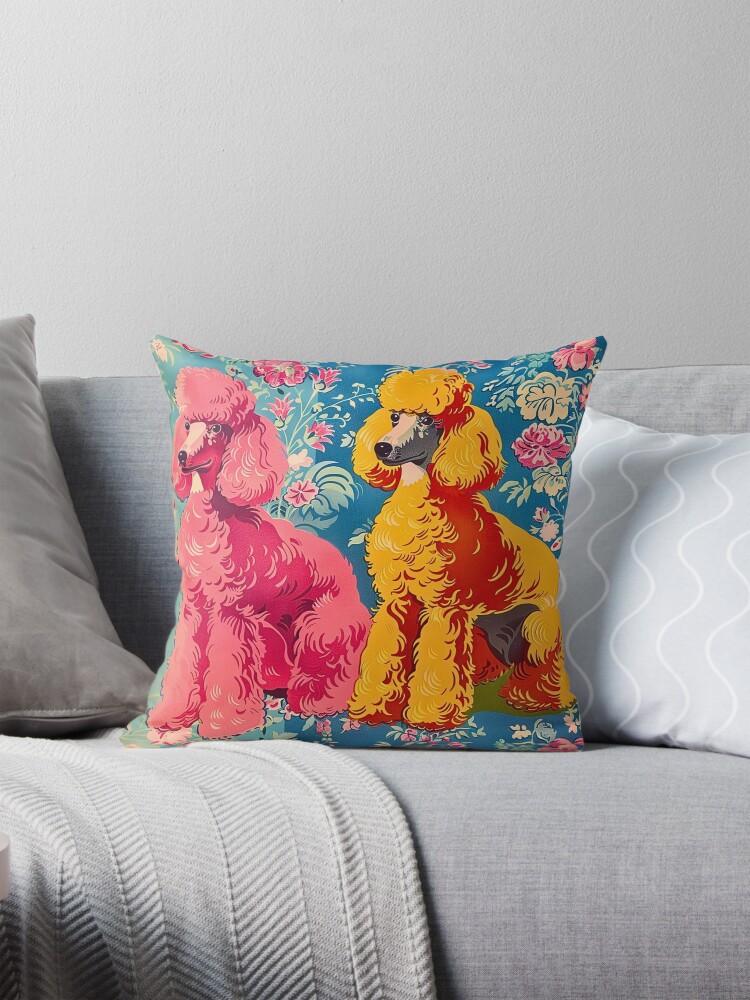 Aperçu 1 sur 4. Coussin avec l'œuvre Caniches roses et orange des années 1950 sur motif de fond floral vintage créée et vendue par HollywoodInked.