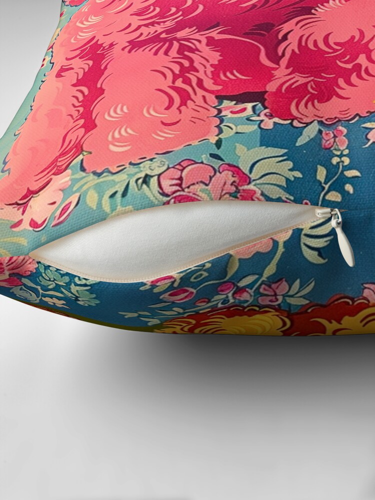 Aperçu 2 sur 4. Coussin avec l'œuvre Caniches roses et orange des années 1950 sur motif de fond floral vintage créée et vendue par HollywoodInked.