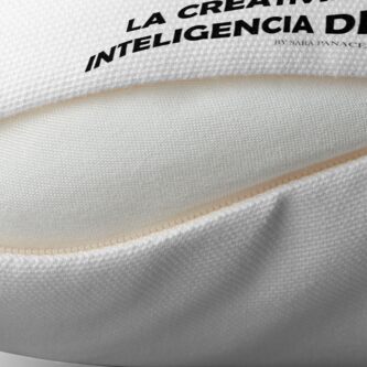Vista alternativa de Cojín EINSTEIN: LA CREATIVIDAD ES LA INTELIGENCIA DIVIRTIENDOSE