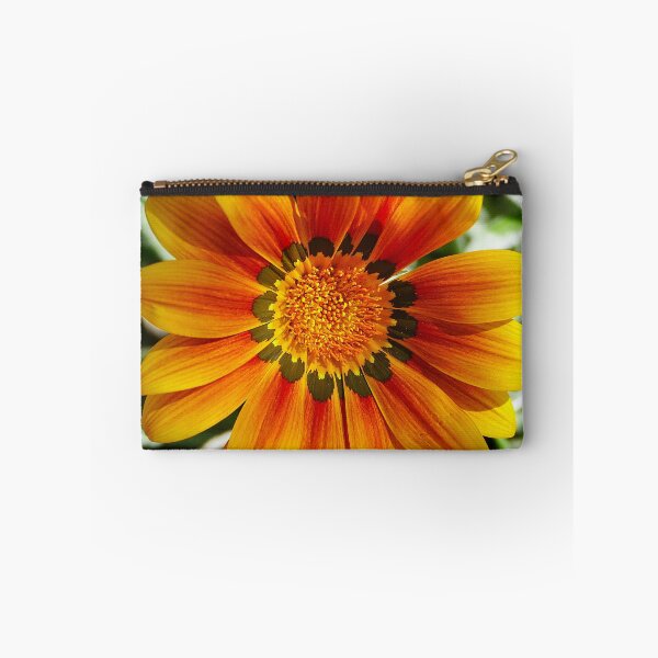 Aperçu de l'œuvre Gros plan de marguerite Gazania jaune orange créée et vendue par jaynerushton.