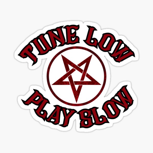 Artikel-Vorschau von Tief stimmen, langsam spielen – Pentagramm Rot (Aufkleber für Gitarrenkoffer), designt und verkauft von Doomporium.