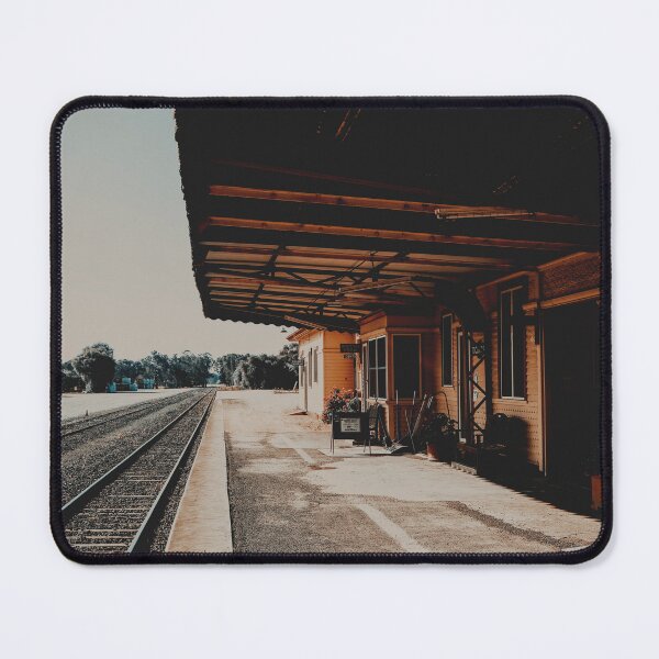 Aperçu de l'œuvre La gare de Lonley || Tocumwal, Nouvelle-Galles du Sud créée et vendue par VMKPhotography.