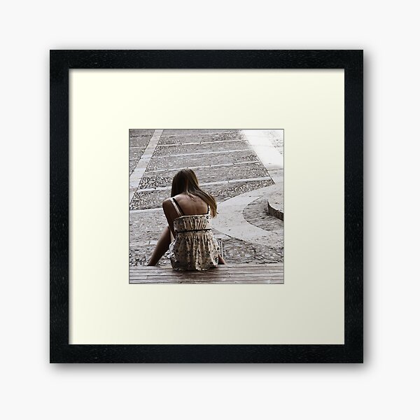 Las muecas que recuerdo no son éstas Framed Art Print