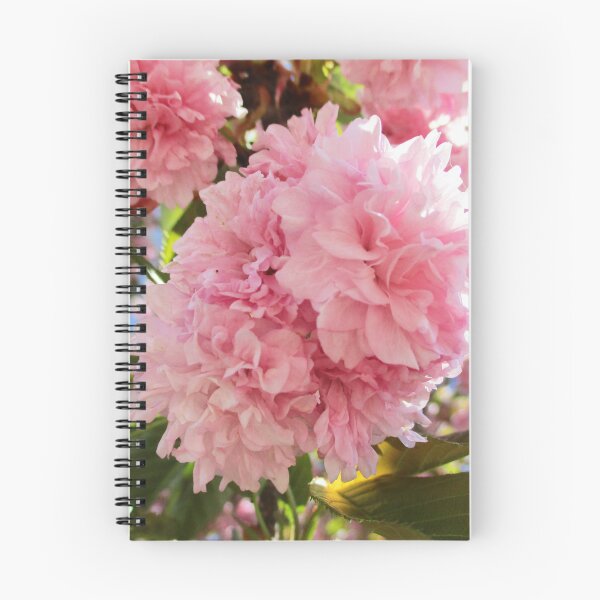 Aperçu de l'œuvre Arbre à pétales roses créée et vendue par HeWritesWLight.