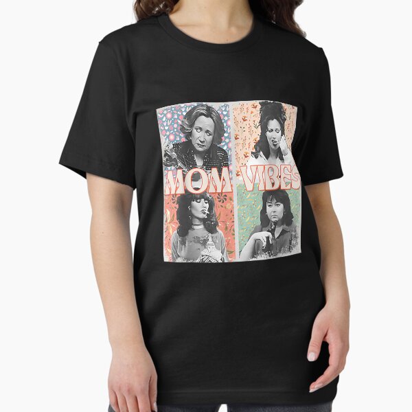 Vista previa del artículo con la obra «Camiseta de regalo para el día de la madre de los años 90 con texto en inglés "Mom Vibes"», diseñado y vendido por AnnetteGarrett.