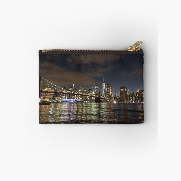 Aperçu de l'œuvre Vue du pont de Brooklyn la nuit créée et vendue par OutOfTordinary.