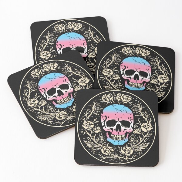 Aperçu de l'œuvre Goth Skull and Roses Trangender Pride Flag, Subtil Gothic Skull Trans Design créée et vendue par Travelslightly.