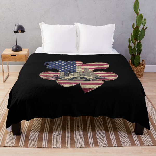Item preview, Camiseta patriótica de flor de lis con paisaje urbano, bandera de Estados Unidos y camisa de horizonte urbano designed and sold by HOMEDESIGNPRINT.