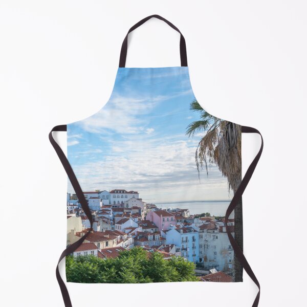 Aperçu de l'œuvre Vue côtière de l'Alfama avec palmier - Lisbonne, Portugal photographie de voyage en Méditerranée d'été créée et vendue par Christa Stroo Photography.