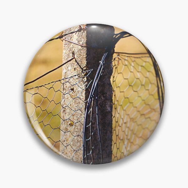 Artikelvorschau, Betonpfosten und rostiger Draht entworfen und verkauft von Joy Watson - Natural Light Photography .