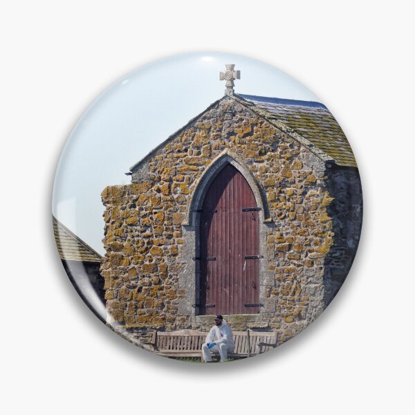 Artikelvorschau, Ein Ranger macht eine Pause in der Nähe der St. Cuthbert's Chapel, Farne Islands entworfen und verkauft von Richard Flint.