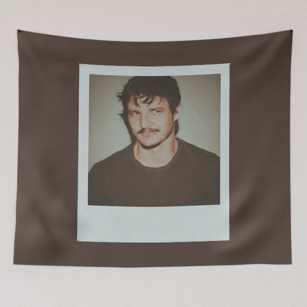 Aperçu de l'œuvre Photographie vintage de Pedro Pascal créée et vendue par littlestories11.