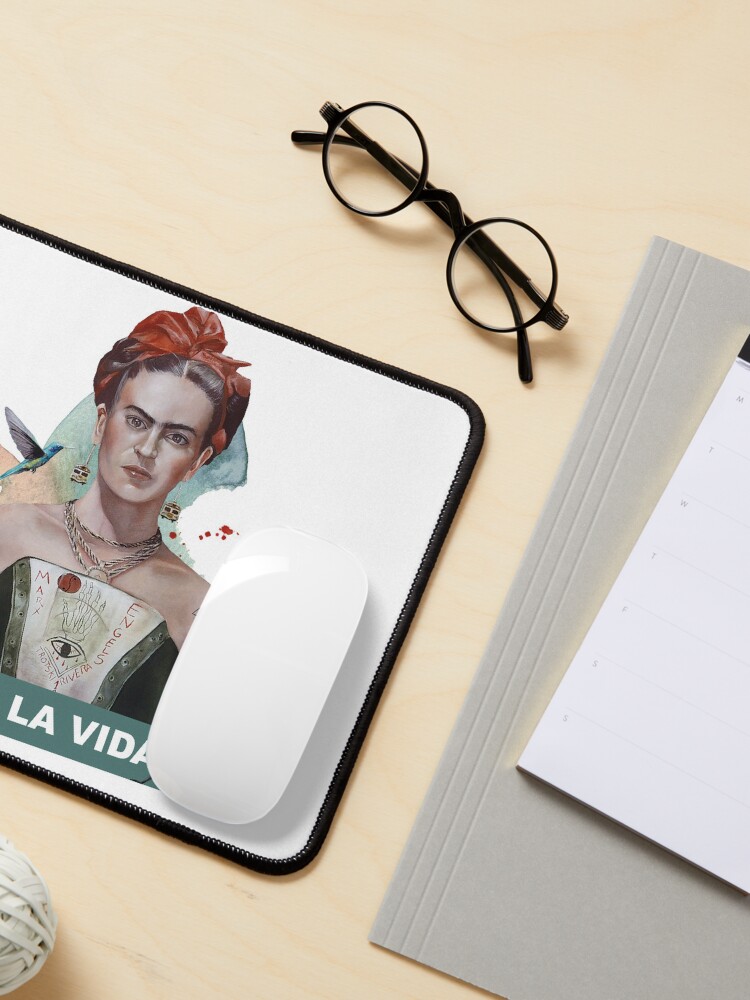 Aperçu 3 sur 5. Tapis de souris avec l'œuvre Portrait à la peinture de Frida Khalo créée et vendue par Aldarane.